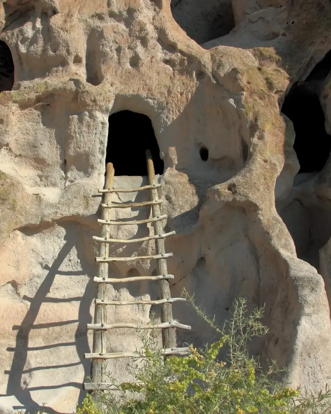Häuser und Höhlen im Bandelier National Monument New Mexico USA