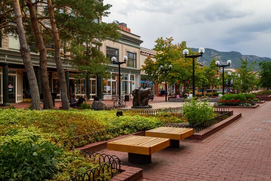 Scenic view of Pearl St