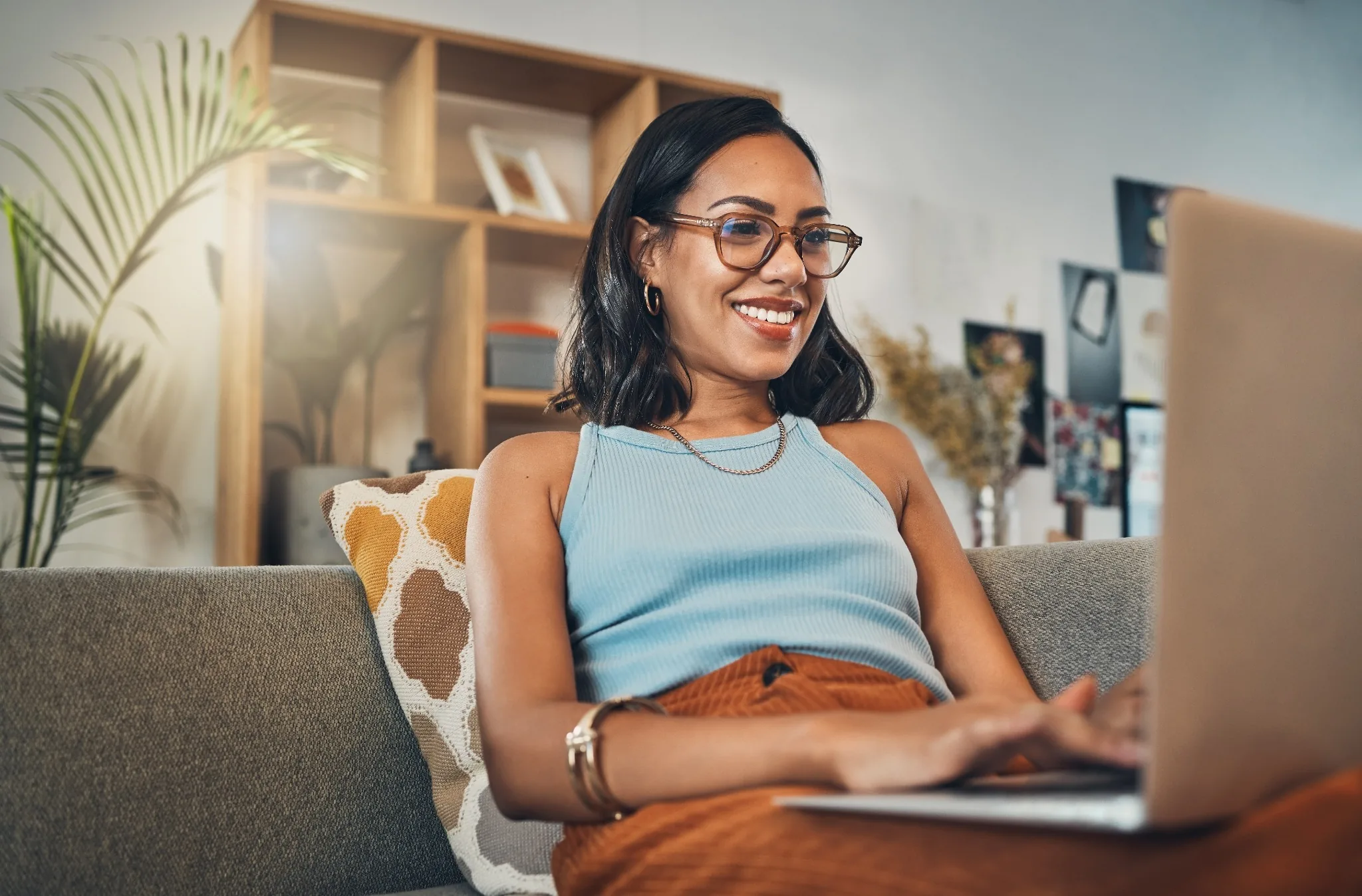 Woman sitting on a couch working on her laptop