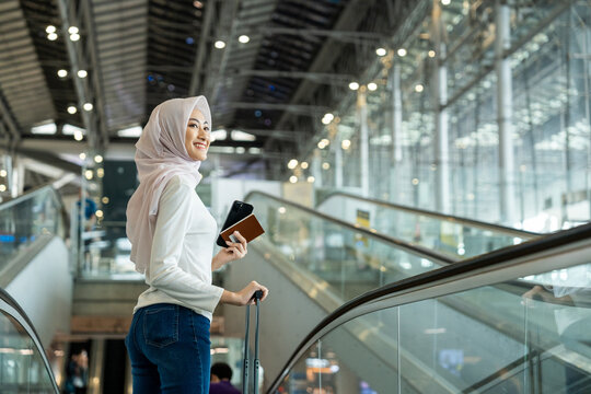 Businesswoman traveling in Dubai