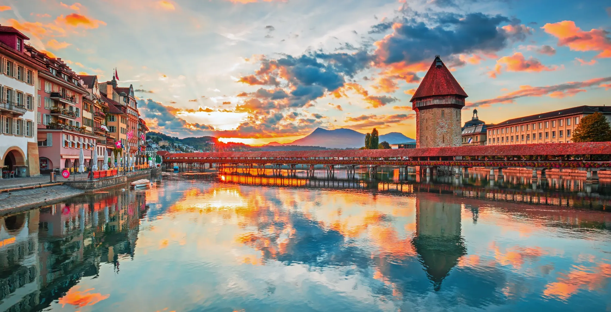 unset in historic city center of Lucerne with famous Chapel Bridge and lake Lucerne (Vierwaldstattersee), Canton of Lucerne, Switzerland