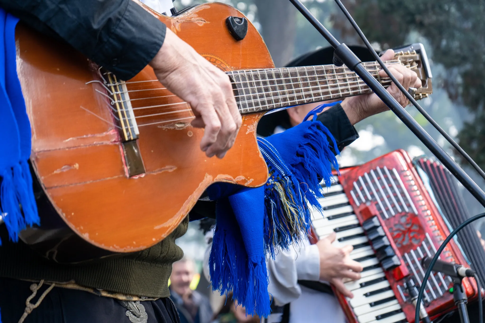 Duo típico de folklore argentino tocando chamamé en vivo.