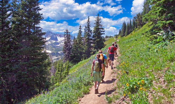 Group of hikers on the Arapaho Pass Trail